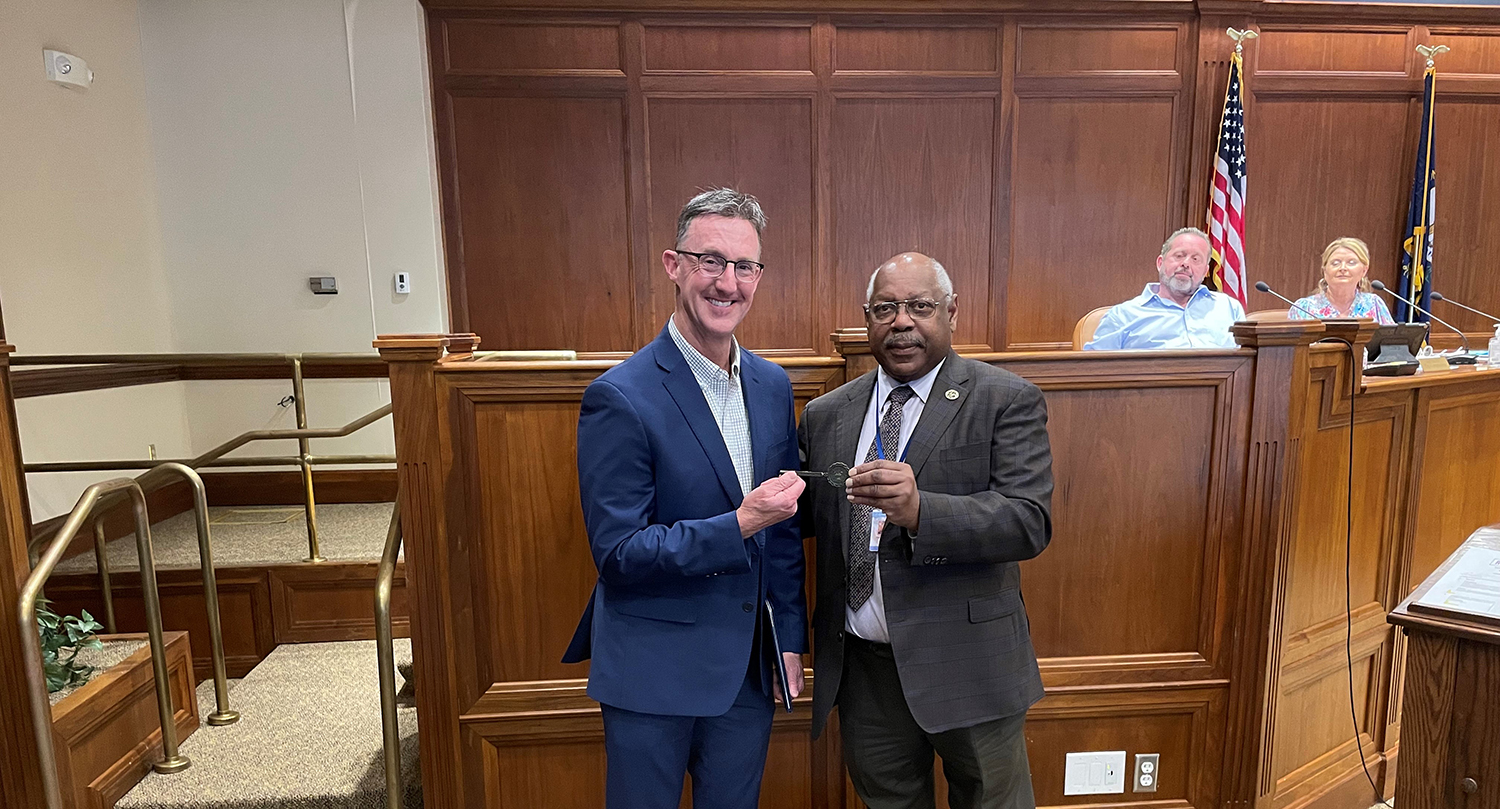 Troy Baxter receiving the key to the city of Richmond, Kentucky from Richmond mayor Robert Blythe 